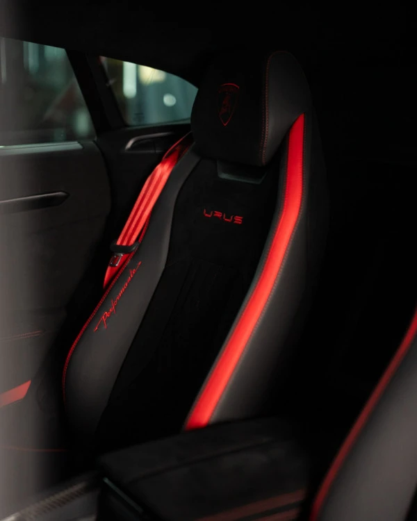Red Lamborghini Urus PERFORMANTE Photo 7