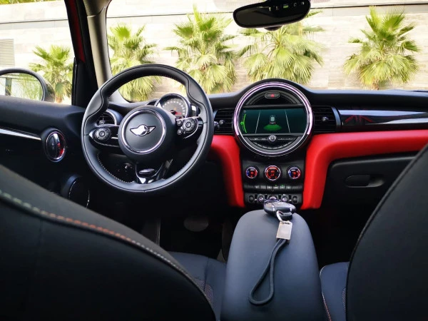 Red Mini Cooper Photo 2