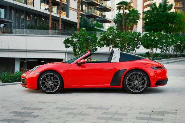 Красный Porsche 911 Targa 4 Photo 2