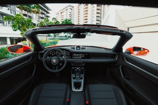 Красный Porsche 911 Targa 4 Photo 5