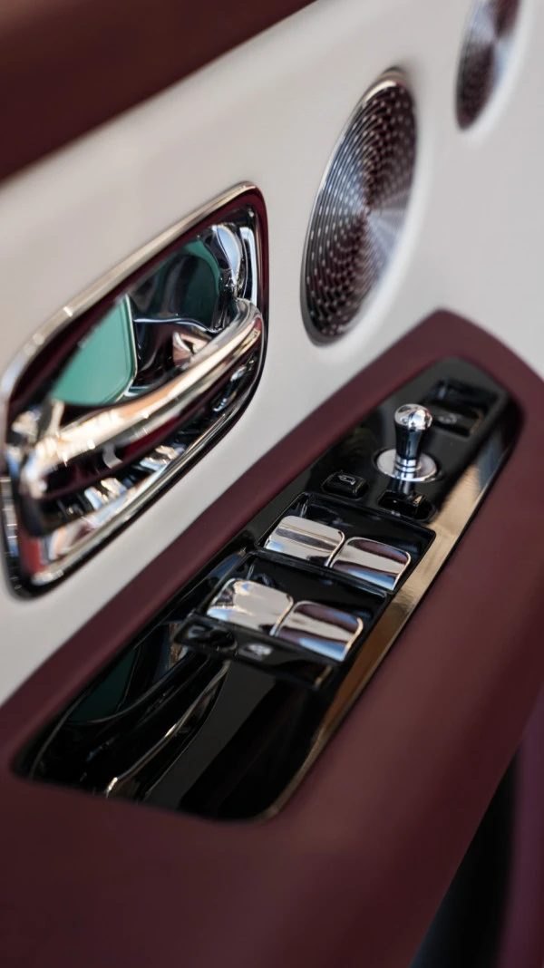 Красный Rolls Royce Cullinan Mansory Photo 7