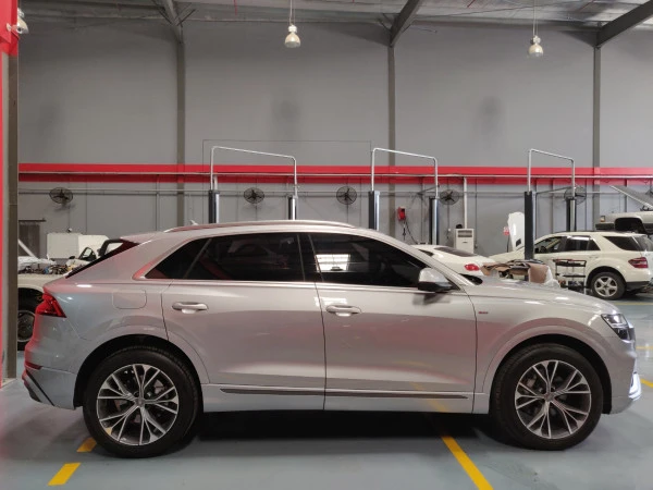 Silver Audi Q8 Photo 2