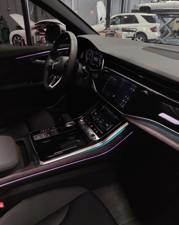 Silver Audi Q8 Photo 3