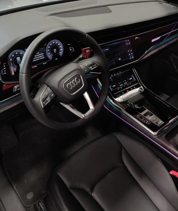 Silver Audi Q8 Photo 4