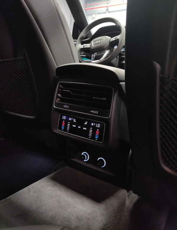 Silver Audi Q8 Photo 6