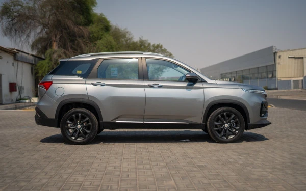 Silver Chevrolet Captiva Photo 2