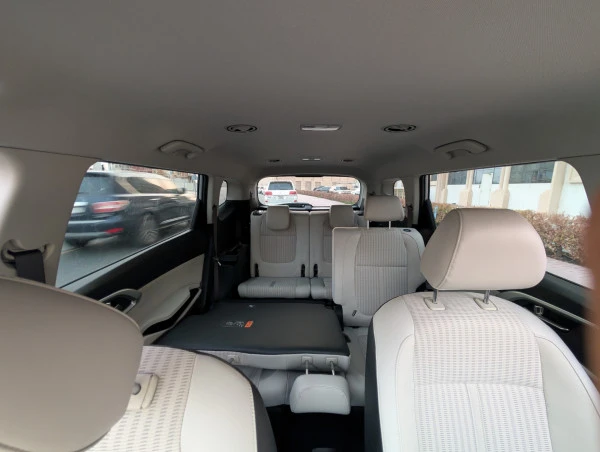 Silver KIA Carens 7-Seater Photo 7