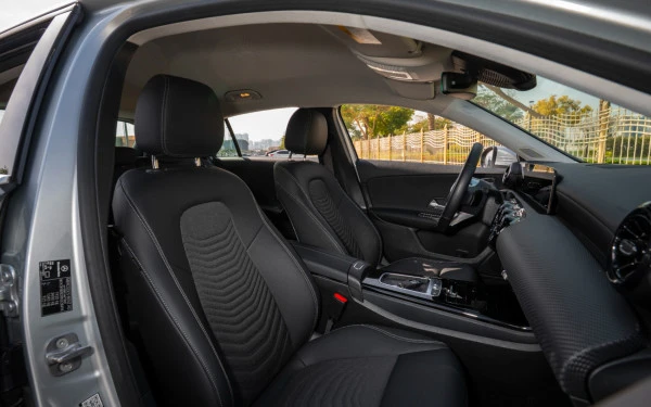 Silver Mercedes A180 Photo 25