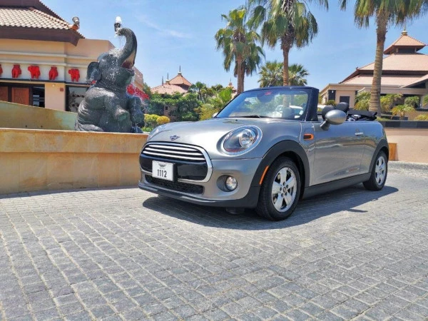 Silver Mini Cooper cabrio Photo 2
