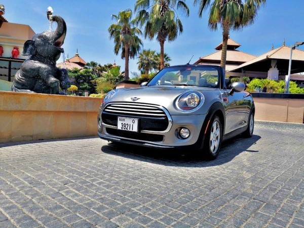 Silver Mini Cooper cabrio Photo 3