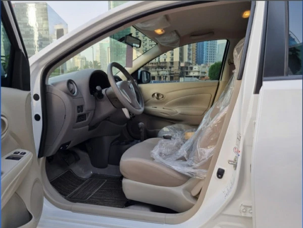 Silver Nissan Sunny Photo 2
