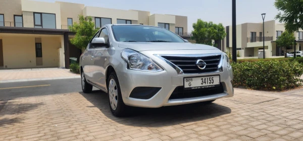 Silver Nissan Sunny Photo 3