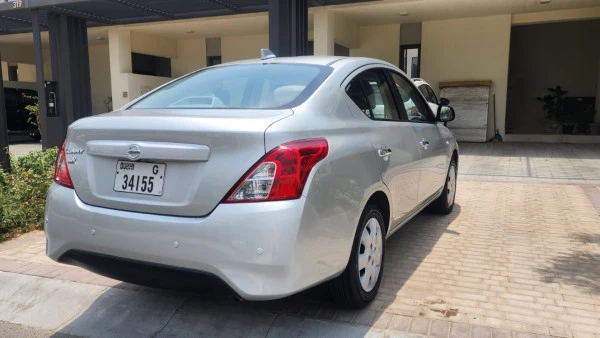 Silver Nissan Sunny Photo 4