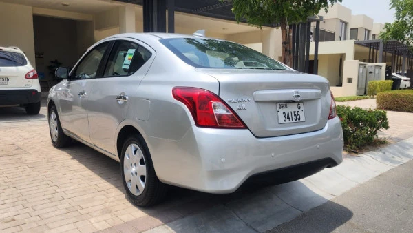 Silver Nissan Sunny Photo 6