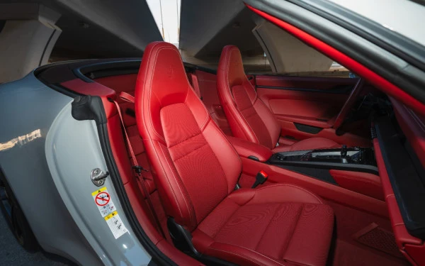 Серебро Porsche 911 Carrera GTS Photo 22