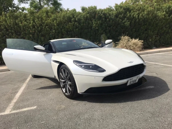 Белый Aston Martin DB11 Photo 2