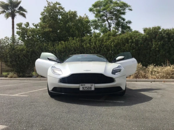 Белый Aston Martin DB11 Photo 3