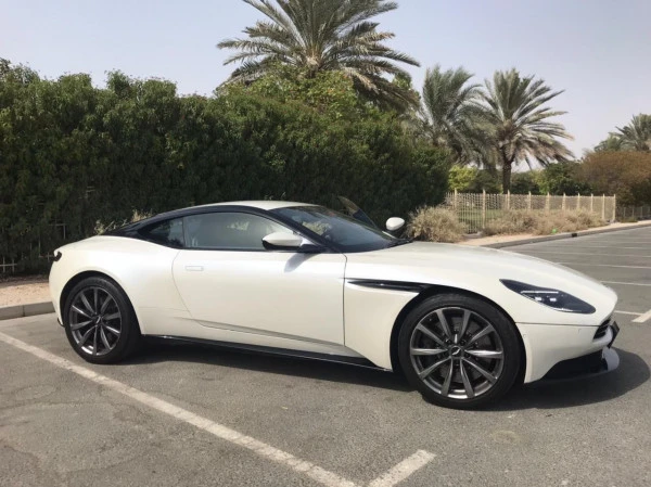 Белый Aston Martin DB11 Photo 4