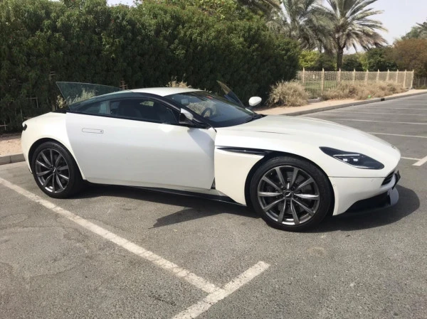 Белый Aston Martin DB11 Photo 5