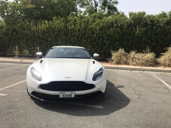 Белый Aston Martin DB11 Photo 6