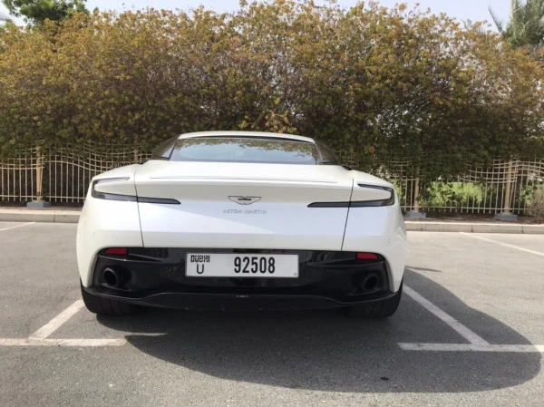 Белый Aston Martin DB11 Photo 7