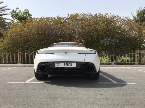 Белый Aston Martin DB11 Photo 8