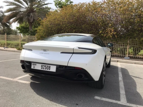Белый Aston Martin DB11 Photo 9