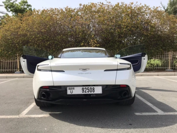 Белый Aston Martin DB11 Photo 10