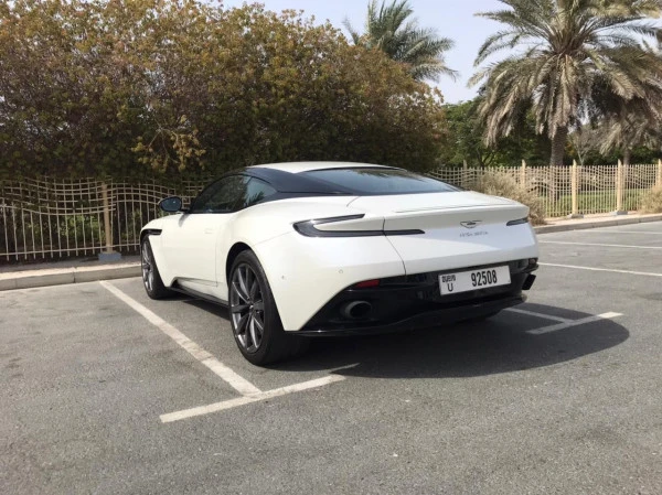 Белый Aston Martin DB11 Photo 11
