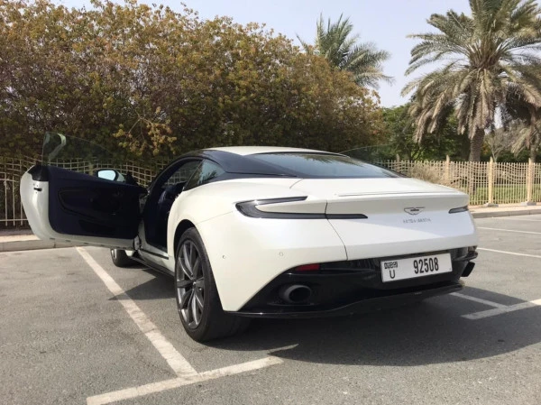 Белый Aston Martin DB11 Photo 12