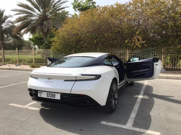 Белый Aston Martin DB11 Photo 13