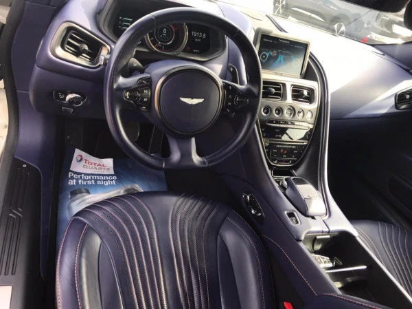 Белый Aston Martin DB11 Photo 15