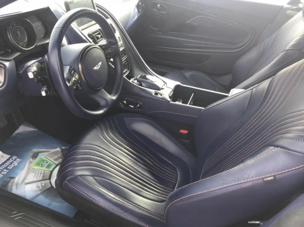 Белый Aston Martin DB11 Photo 17