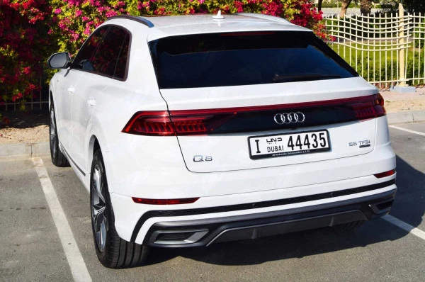 White Audi Q8 Photo 2