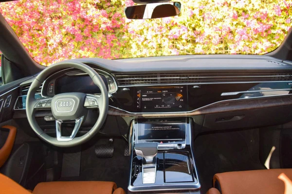 White Audi Q8 Photo 4