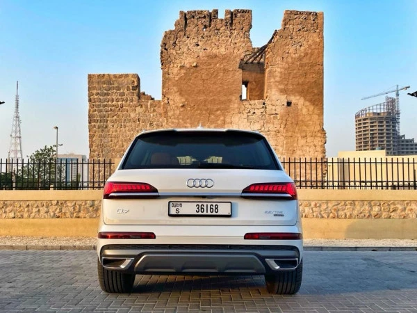 White Audi Q7 Photo 3