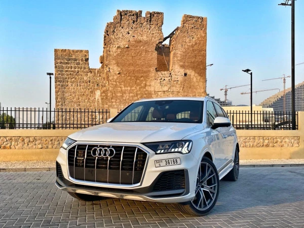White Audi Q7 Photo 5