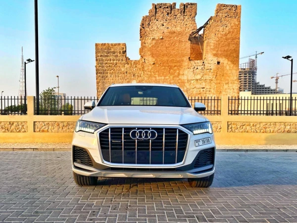 White Audi Q7 Photo 8
