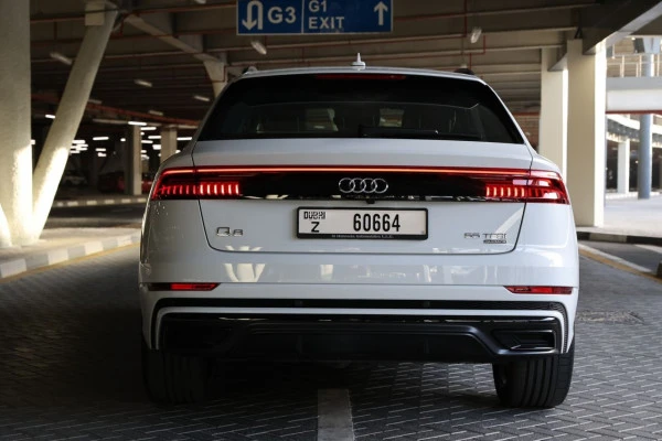 White Audi Q8 55TFSI quattro Photo 4