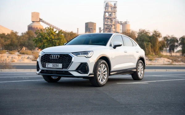 White Audi Q3 Sportback Photo 2