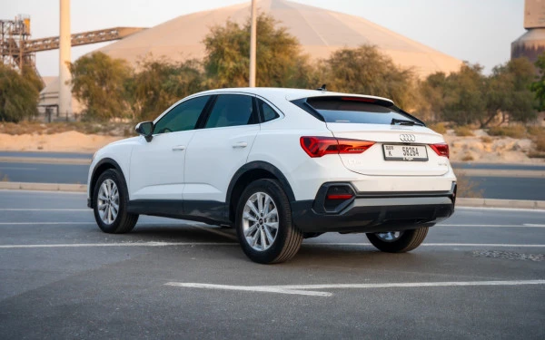 White Audi Q3 Sportback Photo 3