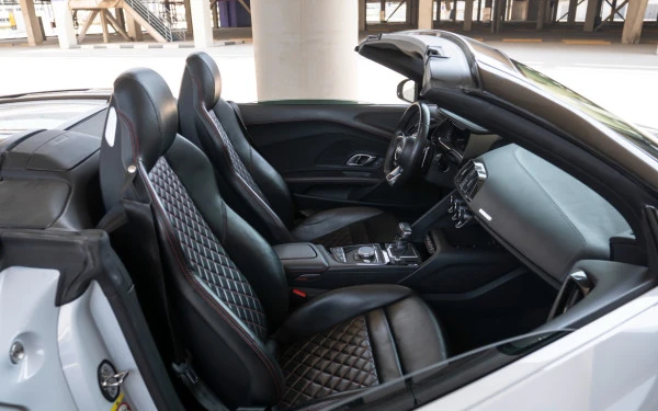 White Audi R8 Spyder Photo 2