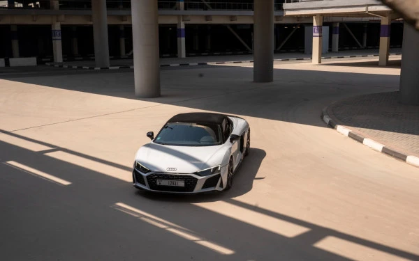 White Audi R8 Spyder Photo 3