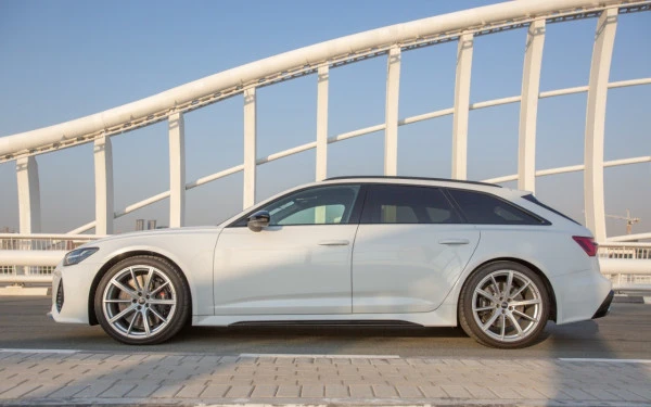 Белый Audi RS6 Photo 2