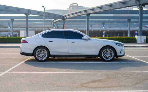 Белый BMW 520i Photo 2