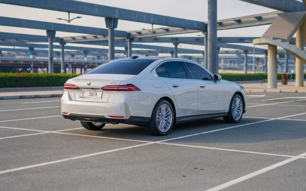 Белый BMW 520i Photo 3