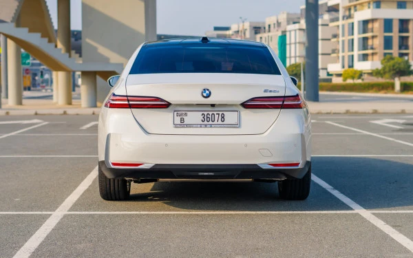Белый BMW 520i Photo 4