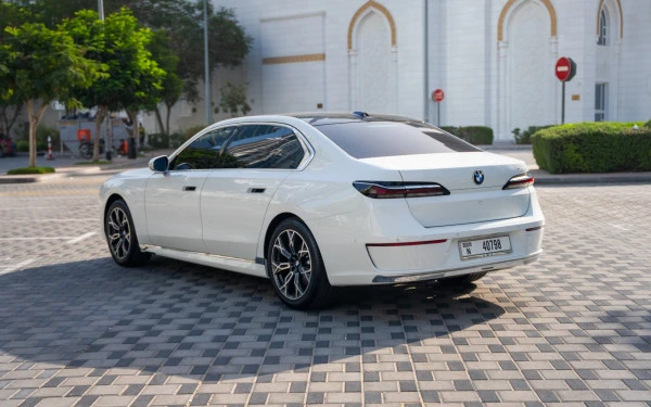 White BMW 735i Photo 2