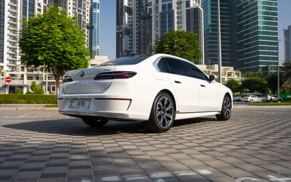White BMW 735i Photo 3