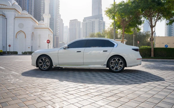 White BMW 735i Photo 4